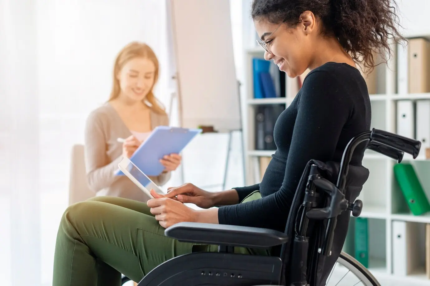 Крупный план взрослой женщины, держащей планшет.