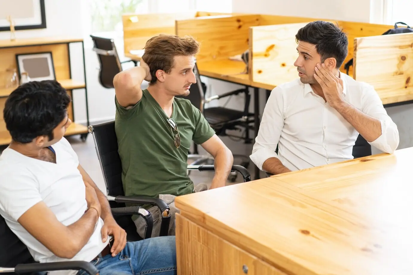 Стажёры предлагают свои идеи наставнику.