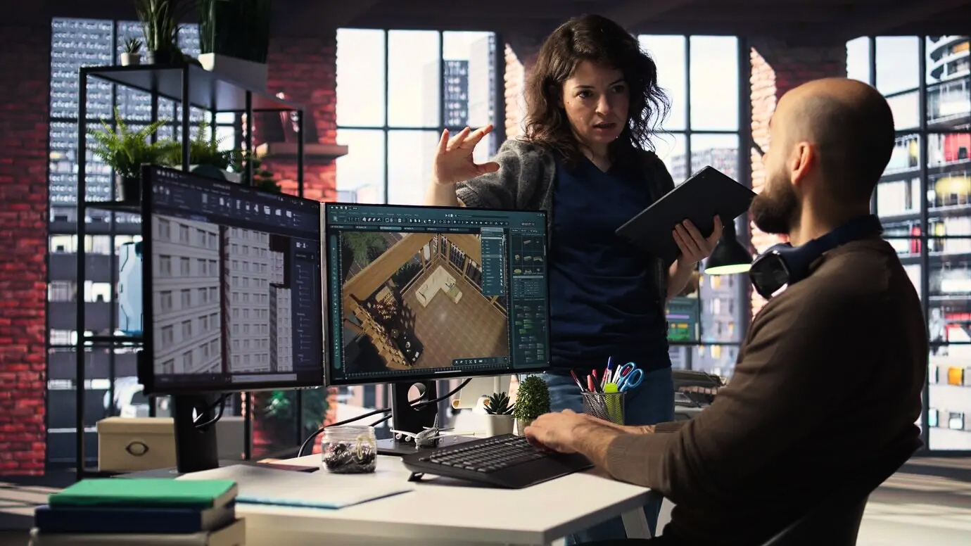 Muro de notas adhesivas clasificando riesgos en logística y cadena de suministro